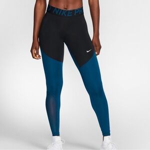 Nike Women's Black and Blue Leggings